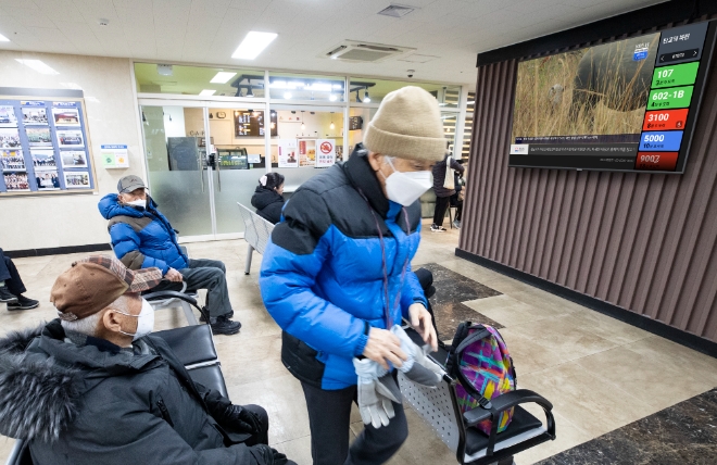 KT는 국내 최초 IPTV 기반의 실시간 버스정보를 제공하는 ‘지니 TV 버스정보 알리미’ 서비스를 출시한다고 24일 밝혔다. / 사진=KT 제공