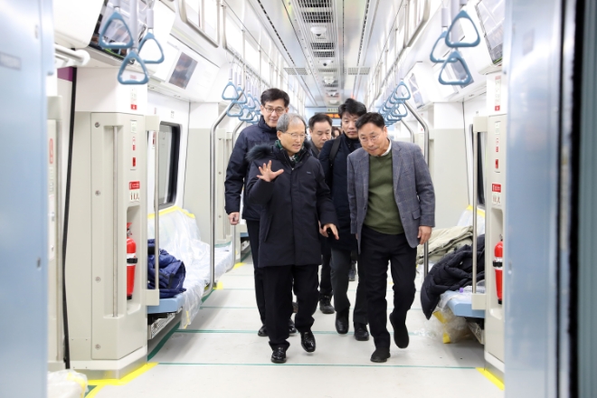 김한영 국가철도공단 이사장(맨앞 왼쪽)이 지난 23일 GTX-A 열차의 시설물점검을 하고 있다. / 사진=국가철도공단 제공