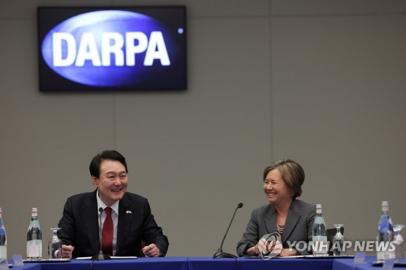 스테파니 톰킨스 DARPA 국장과 밝게 웃는 윤석열 대통령(워싱턴=연합) 