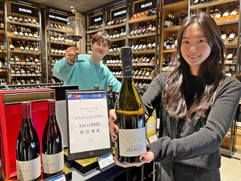 모델들이 와인 선물 세트를 소개하고 있다.(사진=한화갤러리아 제공)