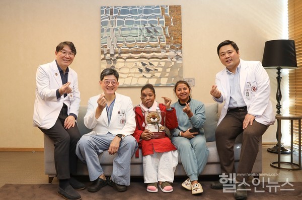 (왼쪽부터)안암병원내분비내과김신곤교수,한승범안암병원장,바우술루,환자보호자겸통역라자피마노로,안암병원성형외과정재호교수(교려대학교의료원제공)