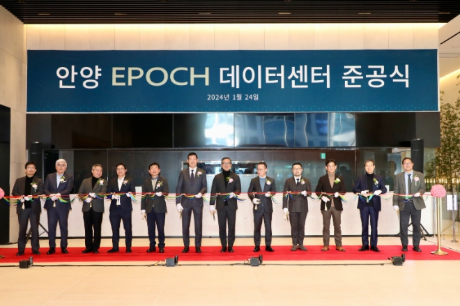 24일 경기 안양 호계동에서 열린 ‘에포크 안양 센터’ 준공식에 참석한 허윤홍 GS건설 대표(사진 왼쪽 여섯 번째)와 관계자들이 준공식 행사를 진행하고 있다. / 사진=GS건설 제공