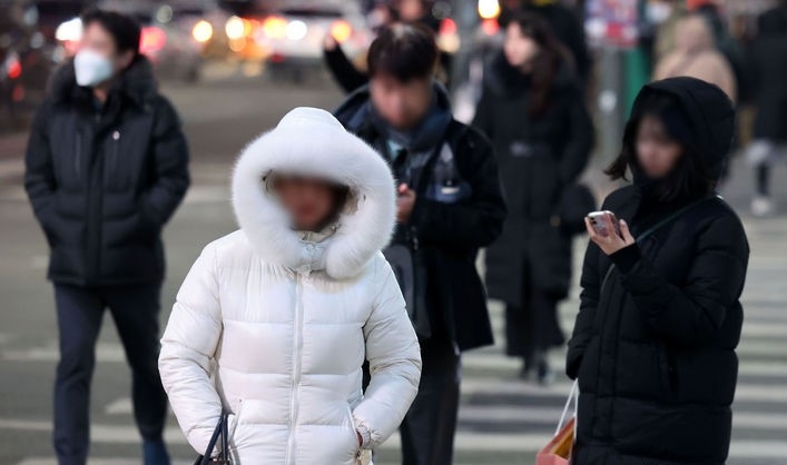 목요일인 25일은 아침기온이 -16도까지 이르는 강추위가 계속되는 가운데 그간 내린 눈이 쌓인 지역에는 빙판길과 도로 살얼음(블랙아이스)을 주의해야겠다.