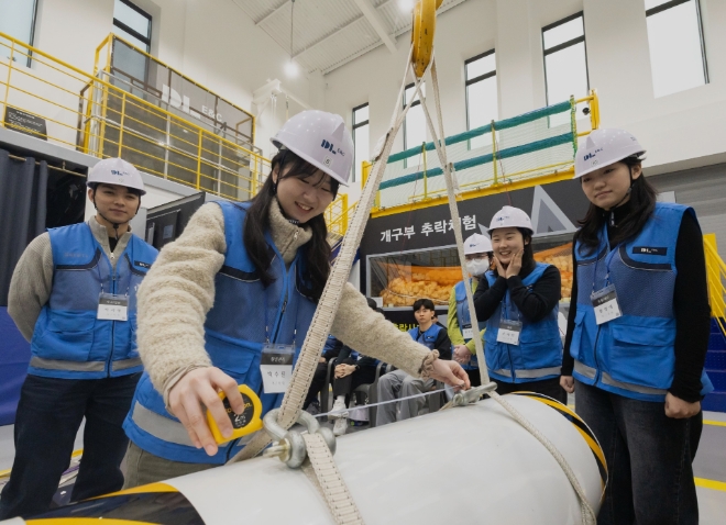 DL이앤씨 신입사원들이 대전 대덕연구단지에 위치한 안전체험학교에서 크레인 줄걸이 방법을 숙지하고 있다. / 사진=DL이앤씨 제공