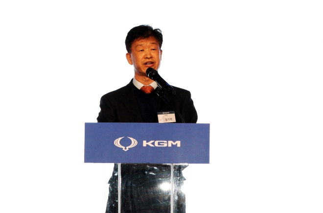 엄기민 KG 모빌리티 사장이 2024 파트너스 데이에서 환영사를 하고 있다. / 사진=KG 모빌리티 제공