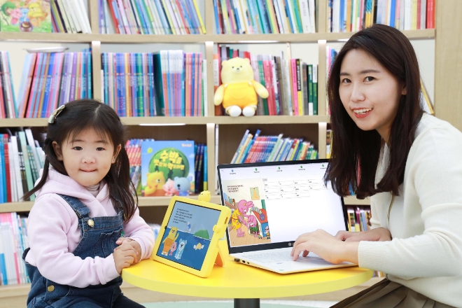 LG유플러스는 키즈 전용 플랫폼인 ‘아이들나라’가 인공지능(AI) 기술을 활용해 일반 동화책을 아동용 리딩북으로 변환해주는 ‘아이들나라 스튜디오’를 개발했다고 25일 밝혔다. 사진은 LG유플러스 임직원이 아동과 함께 아이들나라 스튜디오를 통해 리딩북을 제작하는 모습. (사진 = LG유플러스 제공)