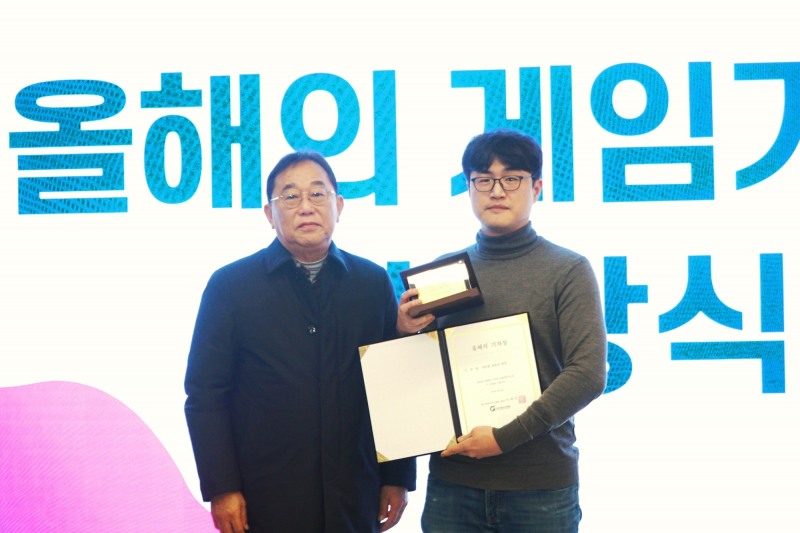 게임물관리위원회 김규철 위원장(왼쪽)과 게임플 길용찬 기자(오른쪽).