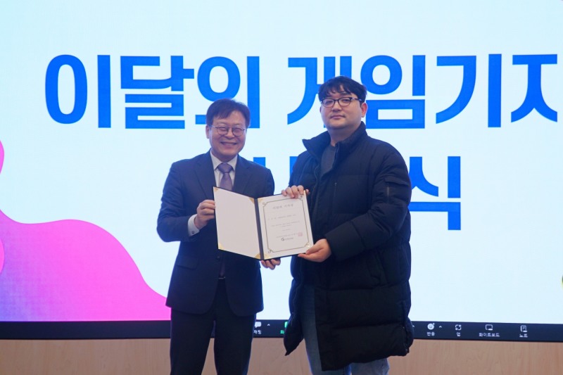 한국게임정책학회 이재홍 학회장(왼쪽)과 게임포커스 박종민 기자(오른쪽).