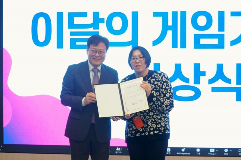 한국게임정책학회 이재홍 학회장(왼쪽)과 게임포커스 신은서 기자(오른쪽).