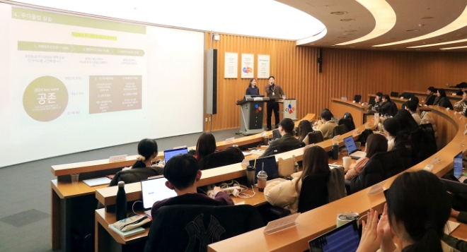 2023년 하반기 공채 신입사원이 사내 ESG 프로그램인 '푸디클럽'에 참여한 뒤, 식문화 체험 소감을 발표하고 있다. / 사진=CJ프레시웨이 제공