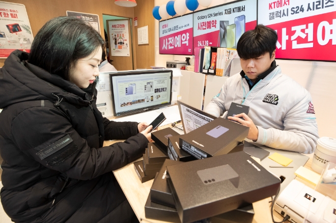 모델이 KT ‘갤럭시 S24 시리즈’ 사전개통을 하고 있는 모습. / 사진=KT 제공