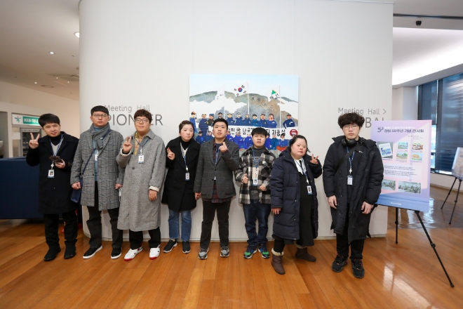 지난 25일 현대엔지니어링 본사 계동사옥에서 진행된 ‘사내 장애인 미술작가 초청행사’에 참석한 현대엔지니어링 소속 장애인 미술작가가 기념 사진을 촬영하고 있다. / 사진=현대엔지니어링 제공