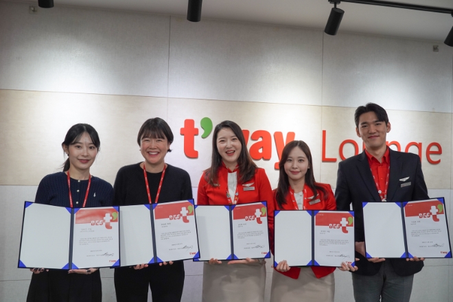 티웨이항공은 최근 김포공항 화물청사 사무실에서 정홍근 대표와 임직원들이 참석한 가운데 ‘2023년 하반기 서비스 우수직원 베스티(Best’) 시상식’을 진행했다고 26일 밝혔다. 사진은 티웨이항공 2023년 하반기 서비스 우수직원 ‘베스티(Best’)’에 선정된 임직원들이 표창장을 들고 기념사진을 촬영하는 모습. (사진 = 티웨이항공 제공)