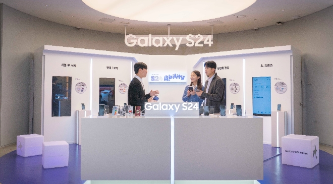 SK텔레콤(SKT)은 26일부터 첫 ‘갤럭시 AI폰’ 갤럭시 S24 시리즈(갤럭시 S24)의 사전 개통을 시작한다고 밝혔다. 사진은 SKT 홍보모델이 홍대 ICT 복합 문화공간 T팩토리에 설치된 갤럭시S24체험존에서 갤럭시 S24를 소개하는 모습. (사진 = SKT 제공)