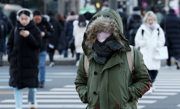 영하권 추운 날씨를 보인 15일 오전 서울 종로구 세종대로 인근에서 시민들이 이동하고 있다.