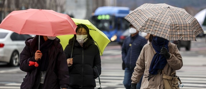 지난 1월21일 서울 세종대로에서 우산을 쓴 시민들이 이동하는 모습.