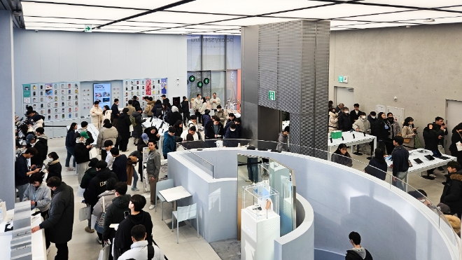 26일, '갤럭시 S24 시리즈' 사전 개통을 위해 서울시 서초구 '삼성 강남'을 방문한 예약자 대기 행렬