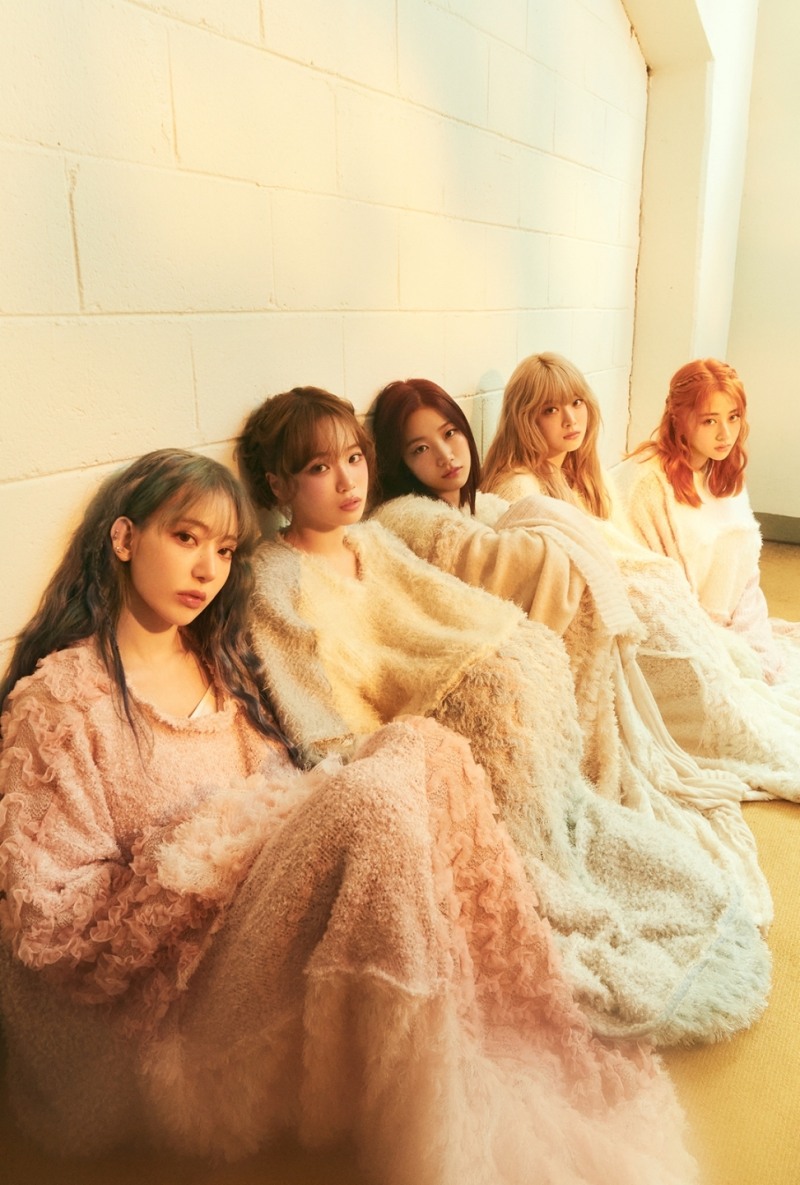 르세라핌, 신보 ‘EASY’ 첫 번째 콘셉트 사진 공개…몽환적인 분위기도 완벽 소화