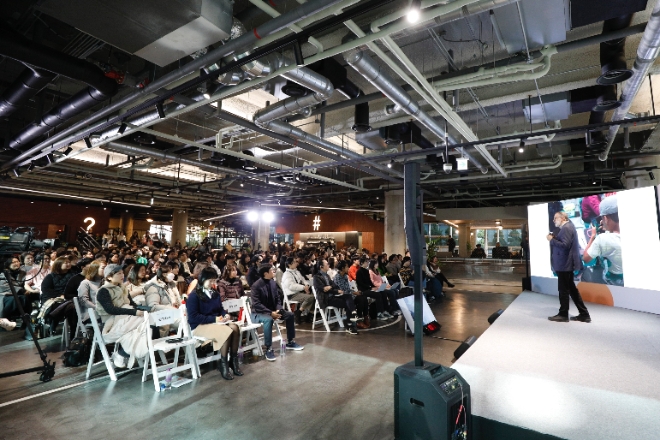 지난 1월 27일 (토) 스마일게이트 캠퍼스에서 진행된 ‘개개인성과 다양성의 시대, 어떻게 배워야 할까’ 컨퍼런스에서 교사, 학부모, 학생 등 400여 명이 참관한 가운데 미첼 레스닉 교수가 강연을 진행하고 있다.