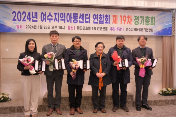 감사패를 전달 받는 행복한가 박지은 부장(왼쪽 첫번째)