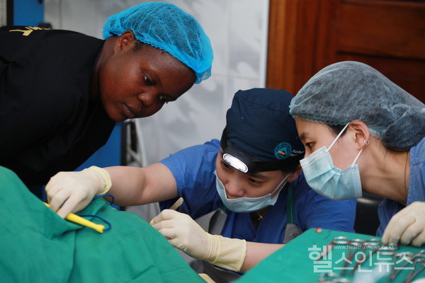 아프리카우간다의료봉사에참여한이영원서울아산병원유방외과전문의(가운데)가종양절제술을시행하고있다.