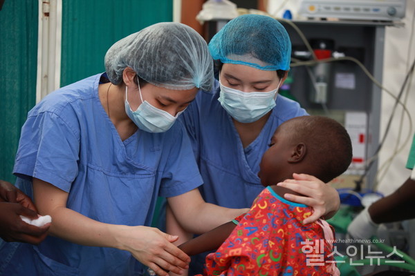 아프리카우간다의료봉사에참여한김하늘서울아산병원심장병원간호팀간호사(왼쪽)와정예슬내과간호1팀간호사가환아상태를살펴보고있다.