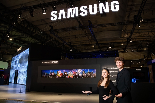 19일 독일 베를린 쇼핑몰(Mall of Berlin)에 마련된 '갤럭시 S24 시리즈' 체험 공간에서 현지 소비자들이 제품을 체험하는 모습