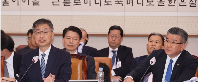 최재해 감사원장-유병호 사무총장(사진=연합)