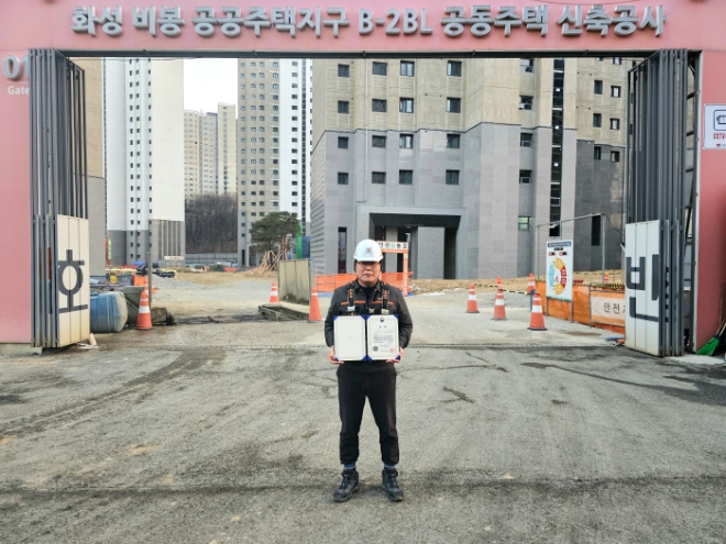 호반건설은 ‘2023년 건설현장 자율책임점검 안전역량평가’(이하 건설현장 안전역량평가)에서 국토부장관상을 수상했다고 30일 밝혔다. 사진은 건설현장 안전역량평가에서 국토부장관상을 수상한 화성 비봉 B-2블럭과 이규재 소장의 모습. (사진 = 호반건설 제공)
