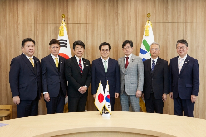 30일 오전 경기도청 집무실에서 김동연 도지사(가운데)가 일본 아이치현 의원단과 기념 촬영을 하고 있다. / 사진=경기도 제공