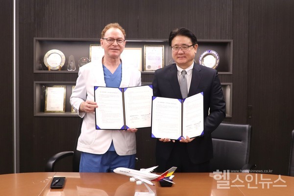 (왼쪽부터)자생한방병원라이문트로이어국제진료센터장,아시아나항공이승환상무(자생한방병원제공)