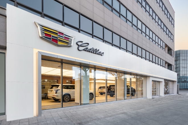 캐딜락은 호남지역 고객 서비스 강화를 위한 거점 역할을 수행하는 광주전시장을 이전하고 새롭게 오픈했다고 30일 밝혔다. 사진은 이전 오픈한 광주전시장의 모습. (사진 = 캐딜락 제공)