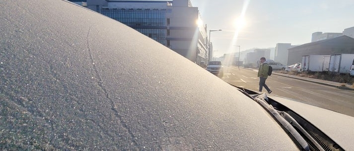 연일 쌀쌀한 날씨가 이어지고 있는 30일 전북 전주시 덕진구 만성동에 주차된 차량 위로 성에가 잔뜩 껴 있다.