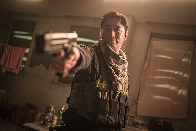 “모두 드러난다” ‘킬러들의 쇼핑몰’ 이동욱X서현우X조한선, 일촉즉발 순간 담은 바빌론 용병 스틸 공개