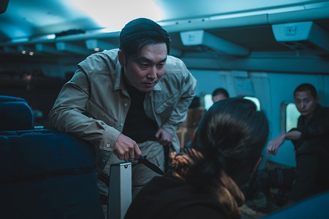 “모두 드러난다” ‘킬러들의 쇼핑몰’ 이동욱X서현우X조한선, 일촉즉발 순간 담은 바빌론 용병 스틸 공개