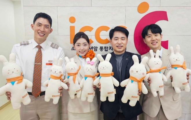 제주항공 객실승무원들이 지난 30일 한국백혈병소아암협회 부산지회를 찾아 소아암 환아들에게 직접 만든 애착인형을 전달했다. / 사진=제주항공 제공