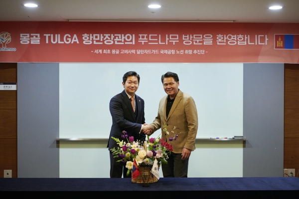 툴가(B. Tulga) 몽골 항만부장관과 김영문 푸드나무 대표(왼쪽) (사진제공=푸드나무)
