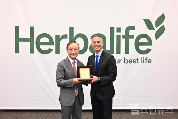 (왼쪽부터)한국당뇨협회김광원회장,허벌라이프의료및영양교육부사장이자뉴트리션자문위원회의장인켄트브래들리박사(한국허벌라이프제공)