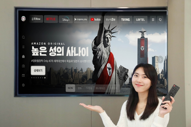 LG유플러스 오는 2월 1일부터 인터넷TV(IPTV) ‘U+tv’와 모바일 TV 플랫폼 ‘U+모바일tv’를 통해 ‘아마존 프라임 비디오’의 오리지널 콘텐츠를 제공한다고 31일 밝혔다. 사진은 LG유플러스 직원이 U+tv로 제공되는 아마존 프라임 비디오 오리지널 콘텐츠를 소개하는 모습. (사진 = LG유플러스 제공)