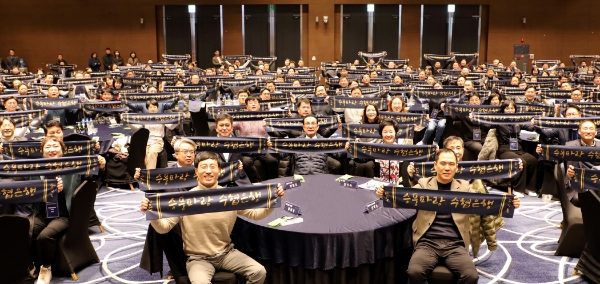 지난 25일부터 이틀간 강원도 정동진에서 열린 ‘2024년 제1차 수협은행 경영전략회의’에서 수협중앙회 노동진 회장, 김기성 대표이사, 수협은행 강신숙 은행장 등이 승풍파랑 결의식을 진행하는 모습. / 사진=Sh수협은행 제공