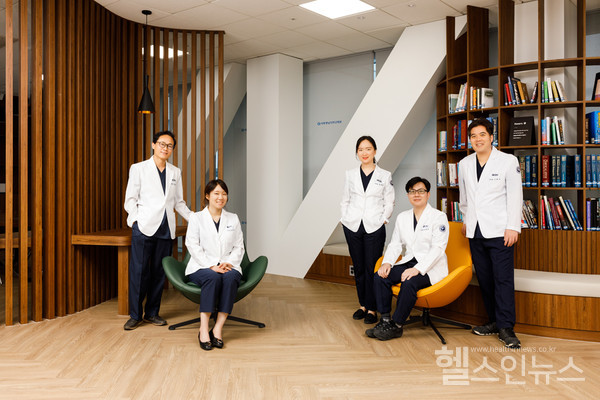 (사진왼쪽부터)산부인과최재성교수,송수연교수,정예원교수,유헌종교수,신원교교수