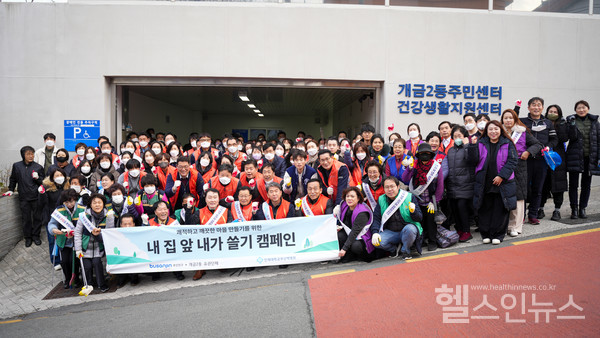 부산백병원구성원과유관단체가개금2동주민센터앞에서함께기념사진을촬영하고있다.