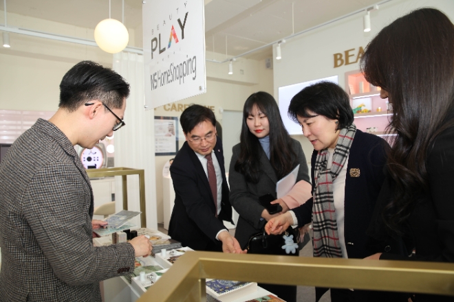 NS홈쇼핑이 31일 서울 마포구 홍대에 위치한 국내 K-뷰티 체험 홍보관 ‘뷰티플레이 홍대’ 개소식에 맞춰 뷰티플레이와 콜라보 홍보부스를 오픈했다. (왼쪽 두번째) NS홈쇼핑 고객지원본부 김갑종 전무 (오른쪽 두번째) 보건복지부 정은영 국장 이 뷰티플레이 홍대 개소식에 참석해 NS홈쇼핑 부스의 상품 설명을 듣고 있다.