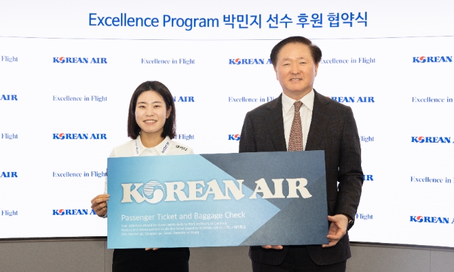 대한항공은 지난 30일 서울 강서구 공항동 본사에서 우기홍 대한항공 사장, 프로골퍼 박민지 선수 등이 참석한 가운데 ‘엑설런스 프로그램 후원 협약식’을 가졌다고 31일 밝혔다. 사진은 (우측부터)우기홍 대한항공 사장과 프로골퍼 박민지 선수가 기념촬영을 하는 모습. (사진 = 대한항공 제공)