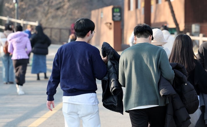 목요일인 1일은 평년 기온을 웃도는 날씨 속에 미세먼지 농도가 높은 상황이 계속되는 가운데 동해안을 중심으로 많은 눈이 내리겠다.