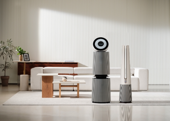 LG 퓨리케어 공기살균청정기: LG전자가 실내 공기를 더욱 위생적으로 관리하기 위해 공기 속 세균과 바이러스까지 없애주는 ‘UV살균 공기청정’을 더한 LG 퓨리케어 오브제컬렉션 360˚ 공기청정기(왼쪽)와 에어로타워 신제품을 출시한다.