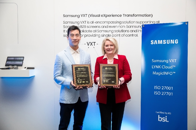삼성전자 영상디스플레이사업부 이양우 부사장(왼쪽)과 데너리스 레클루제(Denelise L'Ecluse) '영국왕실표준협회' 매니징 디렉터(오른쪽)가 '개인정보 경영시스템인증(ISO/IEC 27701:2019)'·'정보보호 경영시스템 인증(ISO/IEC 27001:2022)' 상패 전달식을 가지고 있다.