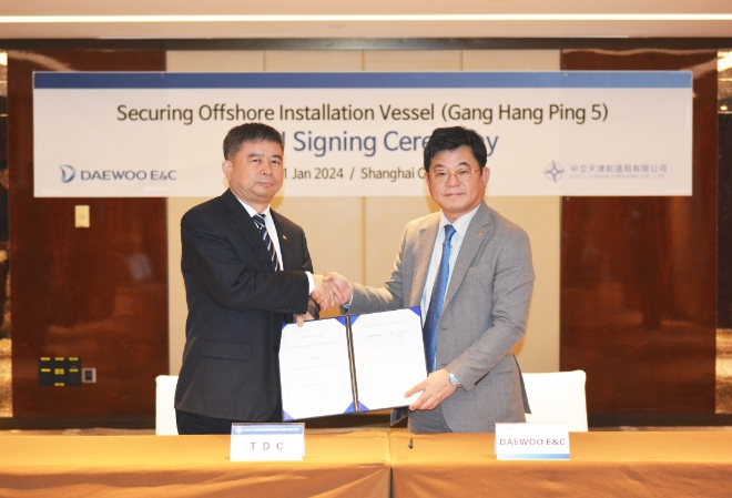 김용해 대우건설 토목사업본부장(오른쪽)과 중국국영기업 CCCC Tianjin Dredging China 조광타오 대표이사가 업무협약을 체결한 뒤 기념 촬영을 하고 있다. / 사진=대우건설 제공