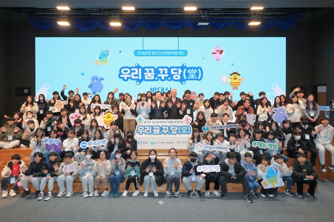 우리은행(은행장 조병규)이 지난 30일 우리은행 본점에서 청(소)년 지원 중장기 사회공헌 사업인 ‘우리 꿈.꾸.당’ 1기 발대식을 가졌다. (사진 정중앙에서 왼쪽부터) 우리은행 조병규 은행장과 아이들과미래재단 이훈규 이사장이 선발된 청(소)년들과 함께 기념촬영을 하고 있다. / 사진=우리은행 제공