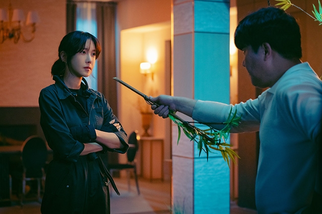 ‘끝내주는 해결사’ 파격 연기 변신 이지아, ‘고난도 액션+처절한 감정 연기’로 완성한 첫 등장